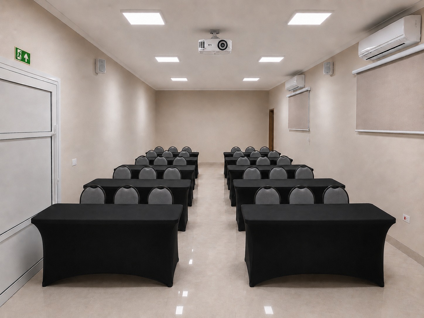 Ilustração da sala com mesas para treinamento